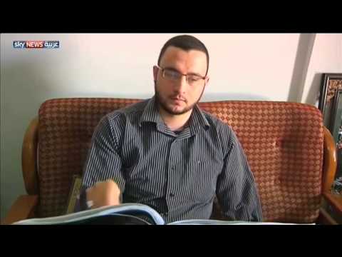 شاب فلسطيني يتحدى إعاقته ويعود إلى التعليم