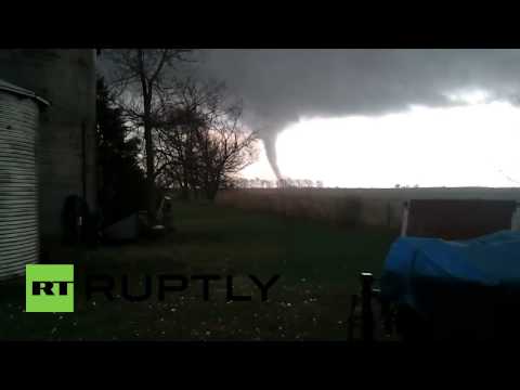 شاهد إعصار عنيف يضرب عدة  ولايات أميركية