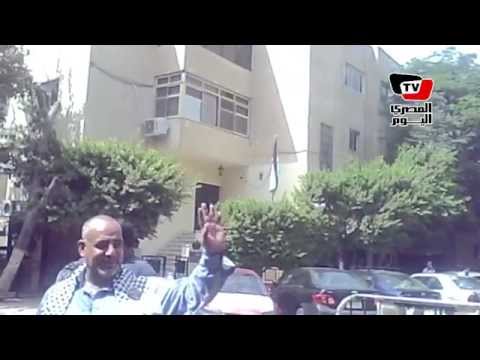 أنصار حركة فتح يتظاهرون أمام السفارة الفلسطينيَّة في القاهرة