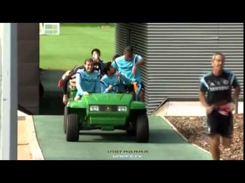 دييغو كوستا يقود عربة العُشب مع لاعبي تشيلسي