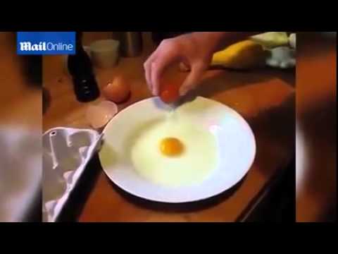 بالفيديو يكسر بيضة دجاج ضخمة ليجد بيضة ثانية في داخلها