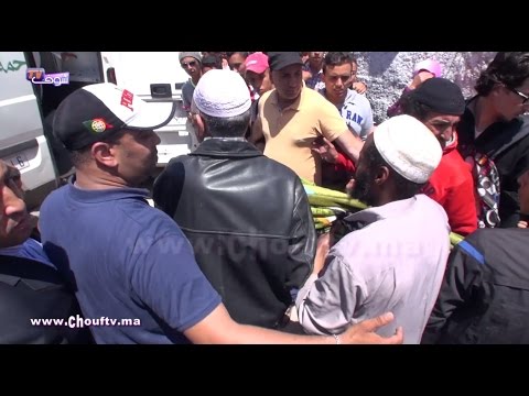 شاهد لحظة نقل جثمان عشريني وضع حداً لحياته شنقاً بالبيضاء