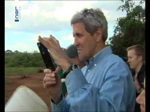 شاهد جون كيري يلتقط سيلفي مع فيل يتيم