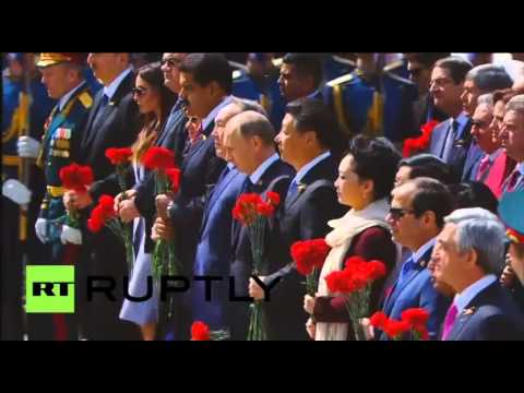 بالفيديو الرئيس بوتين وزعماء الدول يضعون الزهور