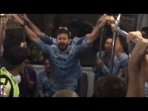 بالفيديو بيكيه يقود احتفالات برشلونة بالدوري من قلب مدريد