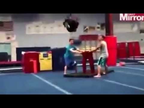 شاهد لاعب جمباز يقفز في الهواء ويدخل في بنطال