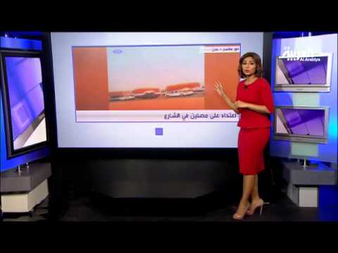 شاهد موظف يحمل مسنة يمنية عبر منفذ الوديعة