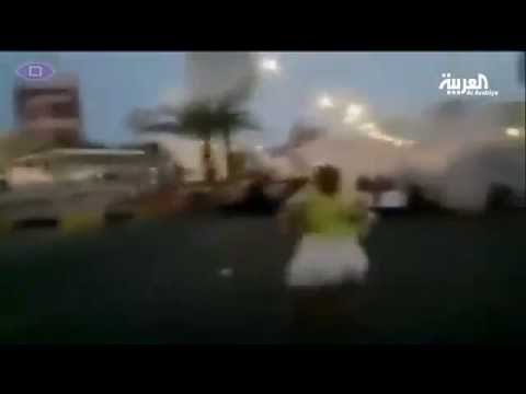 شاهد عدسة مواطن ترصد اعتداء على مصلين يمنيين