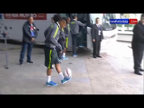 طفل ينجح في الحصول على توقيع نيمار