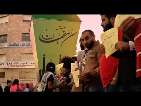 بالفيديو مواطنون يتناولون الإفطار ماء وتمر