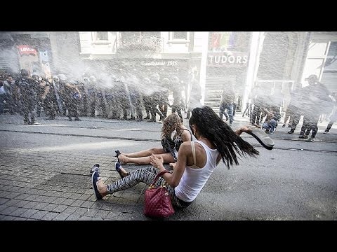 شاهد الشرطة تقمع بعنف مسيرة للمثليين في اسطنبول
