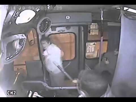 شاب يحاول سرقة سيدة في حافلة