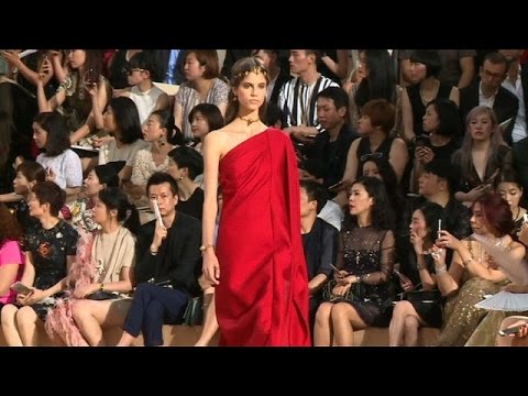 شاهد دار فالنتينو تقيم عرض أزياء في الهواء الطلق