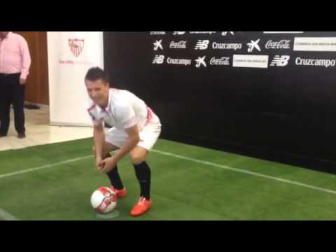 لاعب إشبيلية يسقط فى أول اختبار له