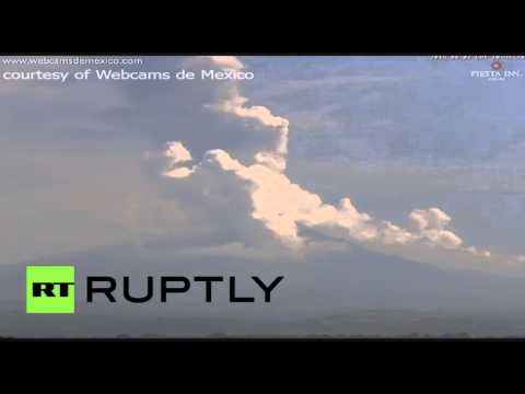 شاهد بركان كوليما يطلق عمودا ضخما من الدخان