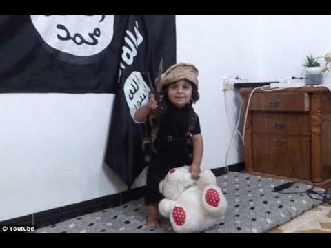 شاهد طفل داعشي 3 سنوات يذبح دميته المفضلة