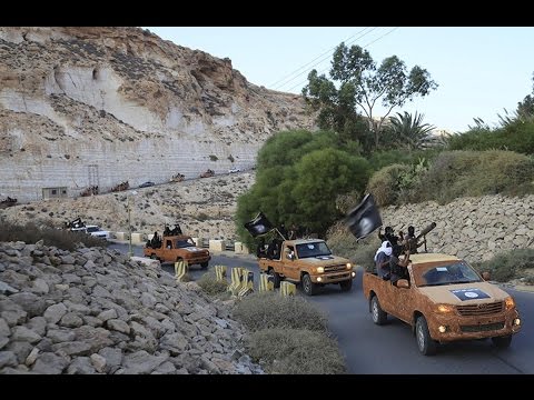 شاهد داعش يعدم تونسيًا في ليبيا بتهمة التجسس