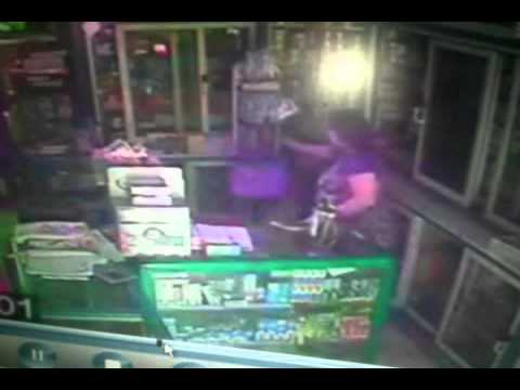 امرأة تسرق حقيبة من داخل صيدلية في فيصل