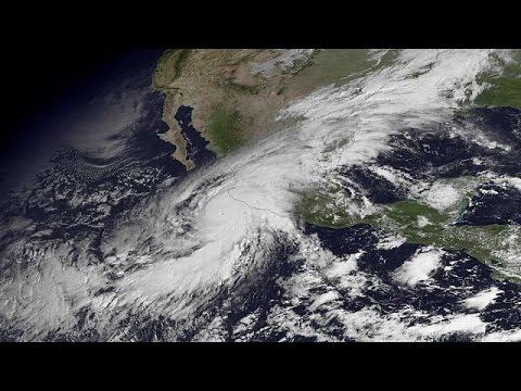 شاهد إعصار باتريسيا يصل الأراضي المكسيكية