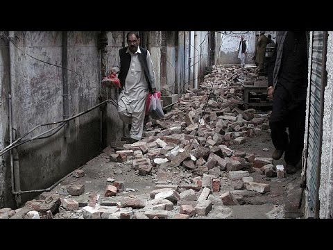 شاهد مقتل العشرات جراء زلزال شرق افغانستان