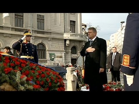 الرئيس الروماني يوهانيس يضع إكليلاً من الزهور في ساحة الجامعة