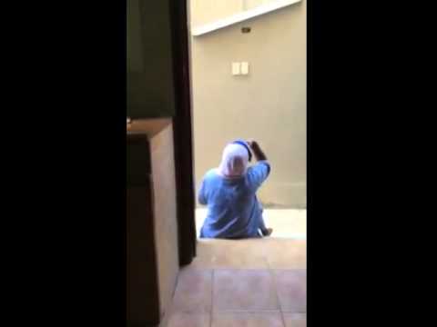 شاهد امرأة تجد خادمتها في وضع مريب