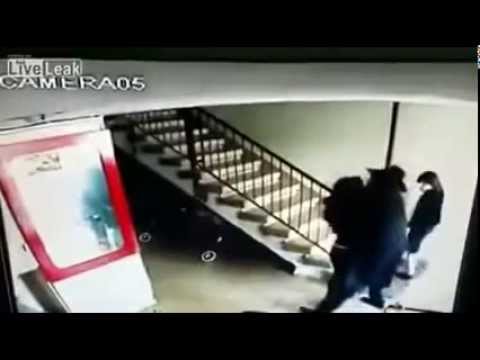 شاهد رجل دين يهودي يتتبع فتاة ويتحرش بها