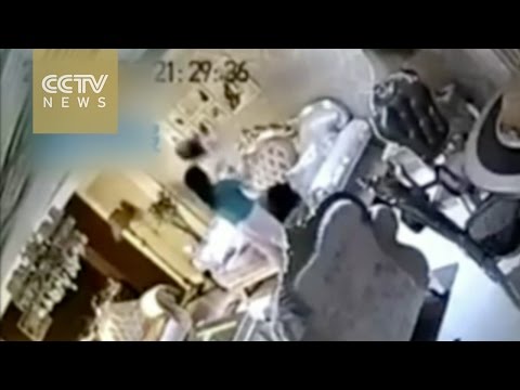 شاهد مربية تعامل طفلًا بمنتهى القسوة