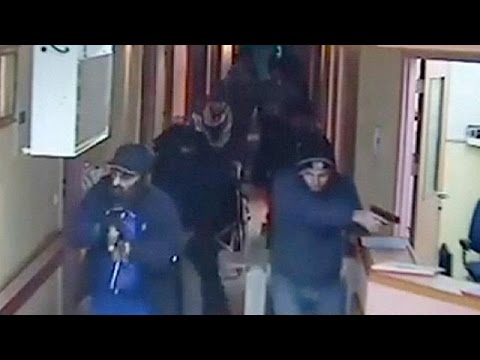 شاهد مداهمة وحدة المستعربين لمستشفى وقتل فلسطيني
