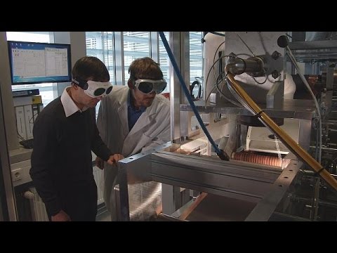 شاهد استخدام الملح لحل أزمة الطرق