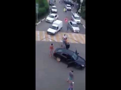 شاهد مشاجرة بين سائقين تنتهي بتحطيم سيارة