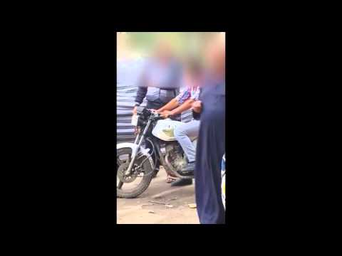 شاهد الأجهزة الأمنية تفحص فيديو لأمين شرطة يتقاضى رشوة