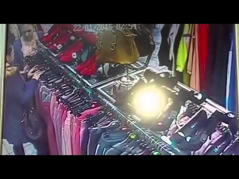 شاهد  فتاة تسرق هاتفًا محمولًا من جيب زبونة في محل ملابس