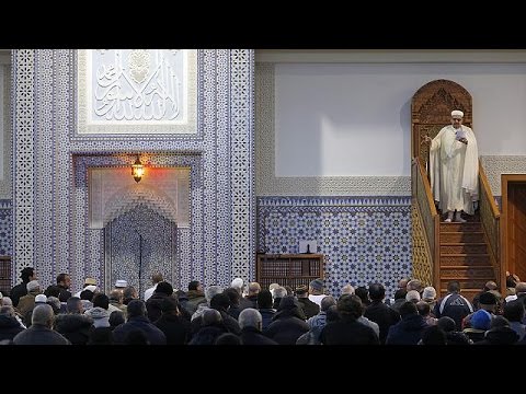 المسلمون يترحمون على أرواح ضحايا اعتداءات باريس