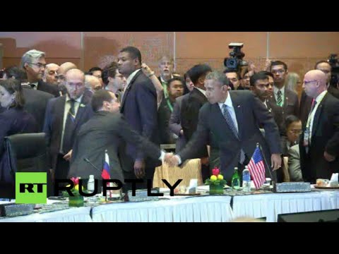 شاهد دميتري مدفيديف يصافح الرئيس أوباما