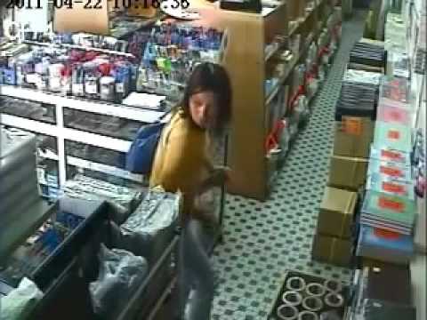 كاميرات المراقبة تفضح فتاة أثناء سرقتها أدوات دراسية