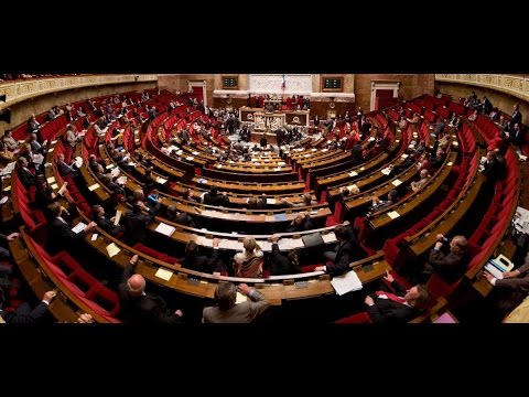 شاهد النواب الفرنسيون يوافقون بأغلبية على تمديد الضربات ضد داعش