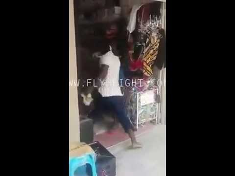 بالفيديو صاحب محل تجاري يضرب لصا