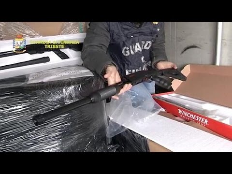 بالفيديو –  شرطة الحدود الإيطالية تضبط 800 بندقية في مرفأ ترييستي