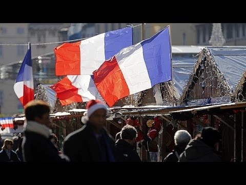 أعلام ترفرف تكريما لضحايا الاعتداءات المتطرفة