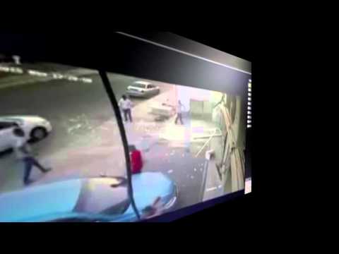 شاهد سيارة تقتحم صالون حلاقة في مكة
