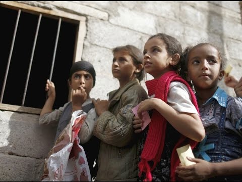 شاهد مؤسسة خيرية توزع وجبات وخبزًا مجانًا