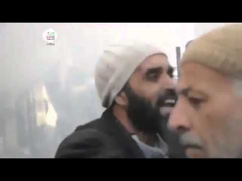 دمشقي غاضب يحمل جسد متفحم ويهتف لحم سوري للبيع