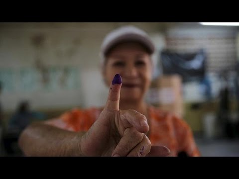 الرئيس الفنزويلي أمام اختبار صعب وسط توقعات بفوز المعارضة