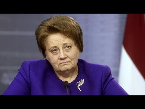 شاهد رئيسة وزراء لاتفيا تقدم استقالتها
