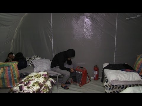 انتقال اللاجئين في السويد إلى خيمهم للاحتماء من الأمطار