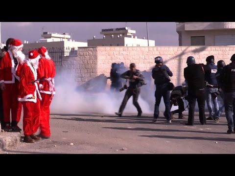 تظاهرة لفلسطينيين بلباس سانتا كلوس عقب صلاة الجمعة