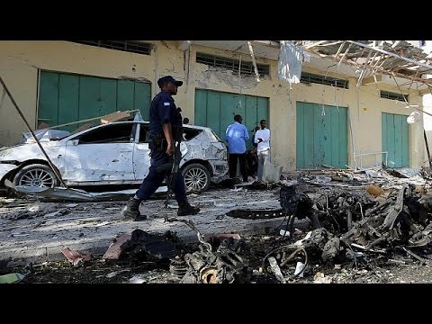 شاهد أربعة قتلى في اشتباك وتفجيرسيارة مفخخة في مقديشو