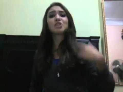 شاهد تعليق فتاة عن شارع البحر في الإسكندرية