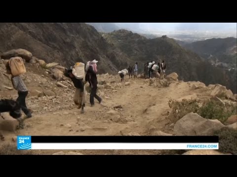 فيديو سكان تعز يلجأون إلى مسالك جبلية وعرة